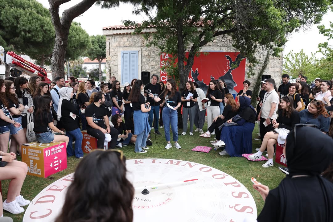 Çeşme Vizyon Ofisimizin düzenlediği Tasarımcılar Çeşme’de programımızda gençlerle bir araya gele (2)