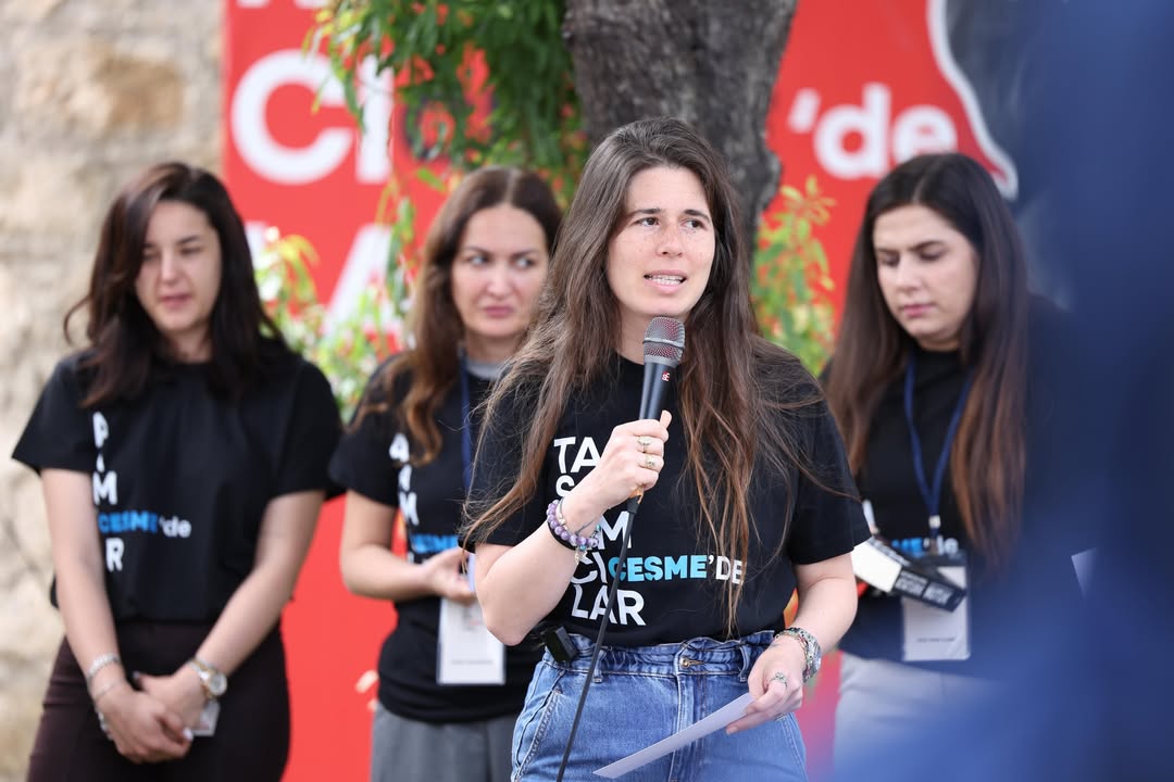 Çeşme Vizyon Ofisimizin düzenlediği Tasarımcılar Çeşme’de programımızda gençlerle bir araya gele